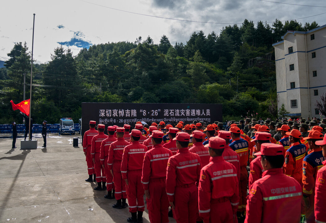 周二,救援人员在西藏吉隆县参加遇难者悼念仪式,照片由中国官方媒体发布。