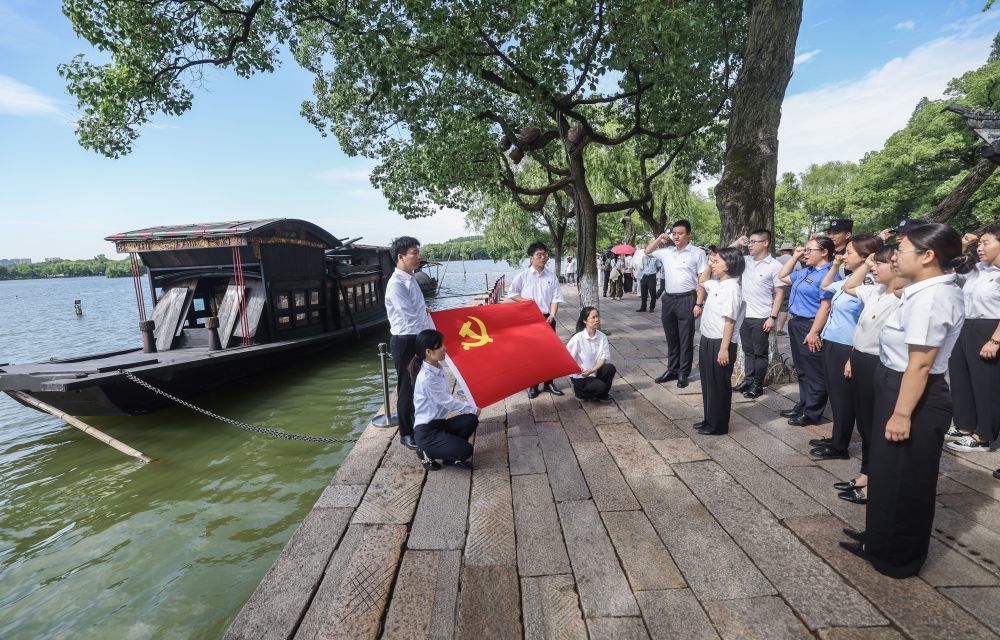 2025年6月30日，新发展党员在浙江省嘉兴市南湖红船旁重温入党誓词。新华社记者 徐昱 摄
