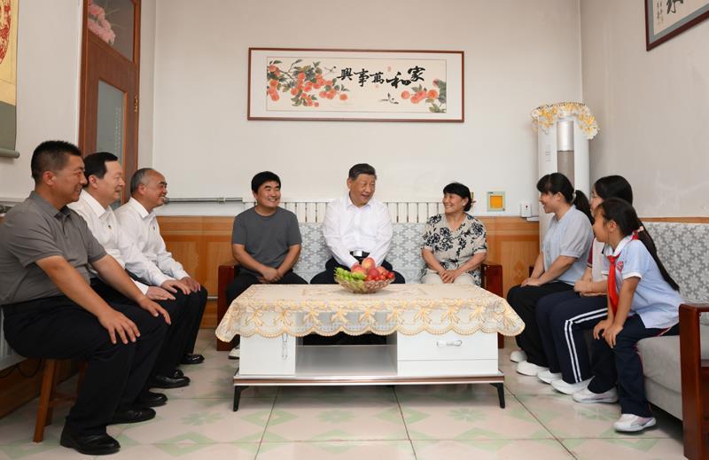 △2026年6月24日，习近平总书记在山东德州陵城区边临镇西于架村村民于鑫辉家，同一家人围坐一起拉家常。