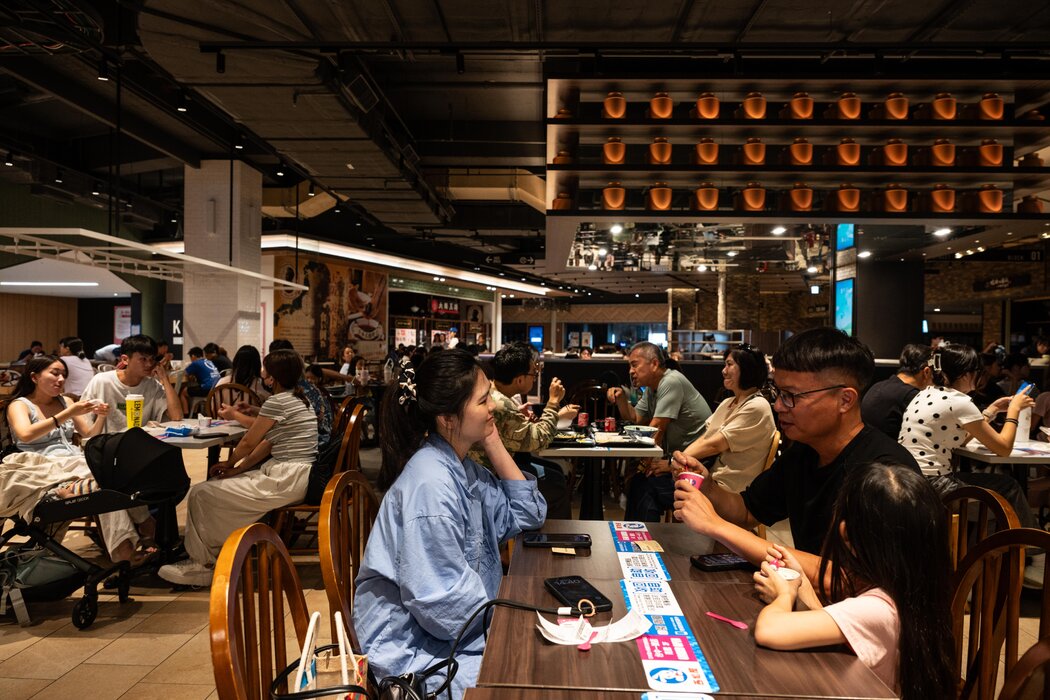 左起依次为廖美秀、她的丈夫和四岁的女儿,防空演习期间,他们正在一家购物中心的美食广场。