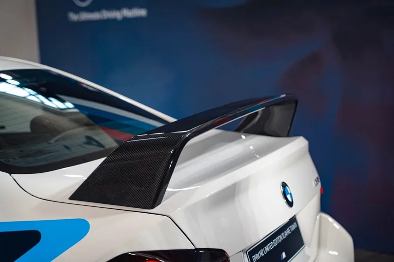 車尾換裝立體大型M Performance碳纖維擾流尾翼與下擴散器,優化高速行駛下的空氣力學表現與下壓力。 記者趙駿宏/攝影