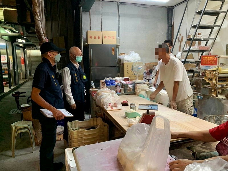 衛生局嚴查傳統市場濕麵條製程食安，揪多項缺失，令即起停業改善。圖／高雄市衛生局提供