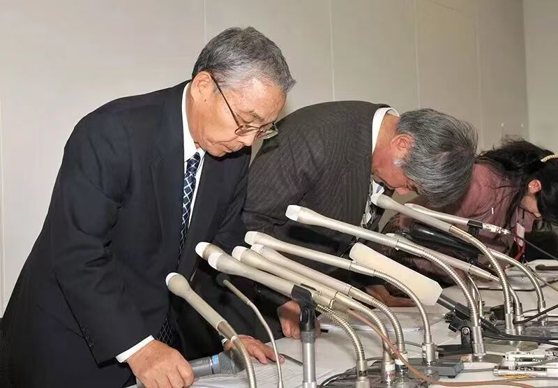 图为破产发布会上的尔必达社长坂本幸雄