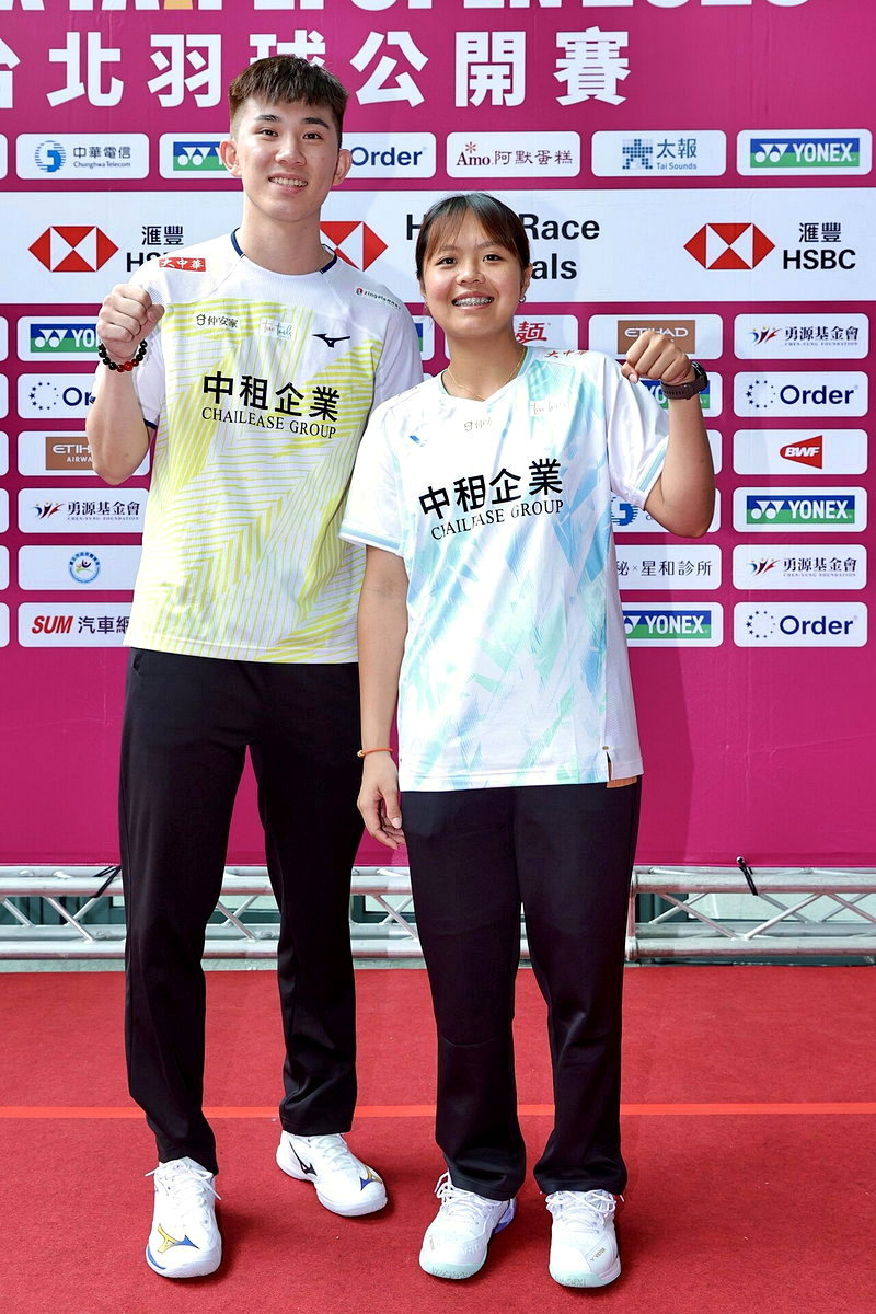 混雙組合葉宏蔚(左)和詹又蓁將以混雙頭號種子身分迎戰台北羽球公開賽。記者許正宏/攝影