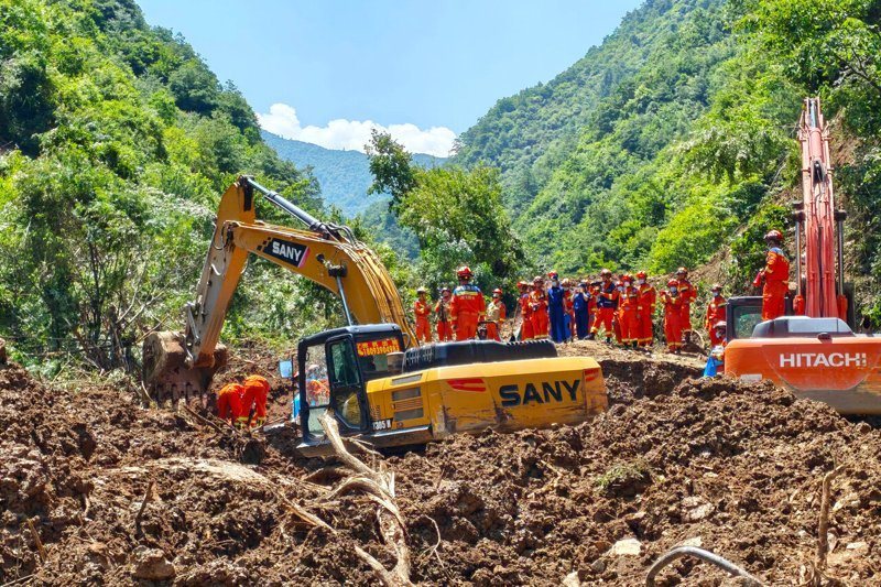 7月7日,大陸甘肅消防救援機動總隊救援人員,在山體滑坡(土石流)現場開展救援工作。新華社