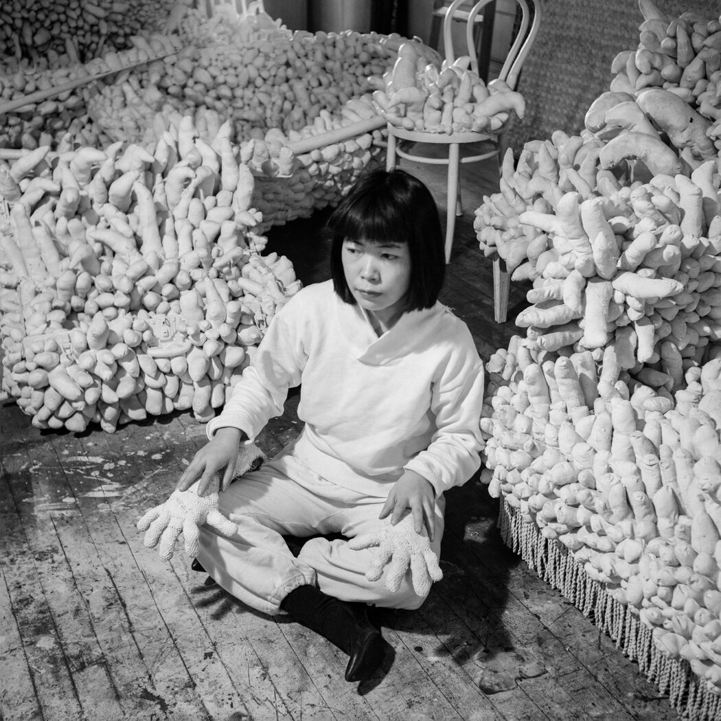 1964年的草间弥生。1960年代早期，她开始缝制数以千计的布制阳具填充物，创作出布满整个空间、令人震撼的装置作品。