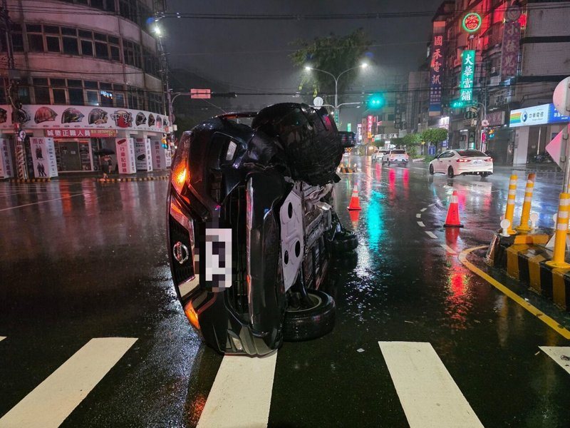 50歲陳男子今晚駕車行經豐原區中正路與成功路口時,疑似因視線不良,自撞路口「庇護島」,導致整輛自小客車當場當街側翻。圖/豐原分局提供