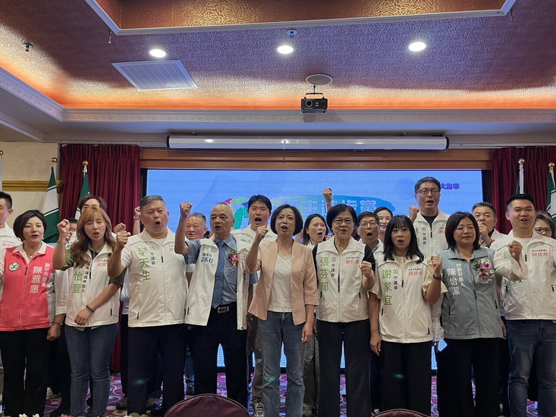 民進黨台中市黨部今天舉行第九屆主任委員暨執行委員、評議委員宣誓就職典禮，民進黨台中市長候選人何欣純到場。記者余采瀅／攝影