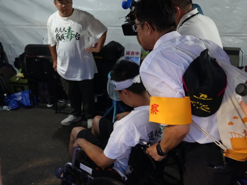 國民黨新北市議員參選人何元楷絕食超過150小時,今晚6時許,他的血糖值已降至53 ,醫師評估已達危險狀態,隨即啟動緊急醫療機制。圖/陳冠安提供