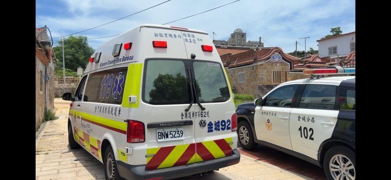 金門縣金城鎮古崗一名60多歲董姓婦人獨居住家,鄰居聞到異味並發現蒼蠅聚集,報警後警消破門發現婦人陳屍屋內。圖/民眾提供