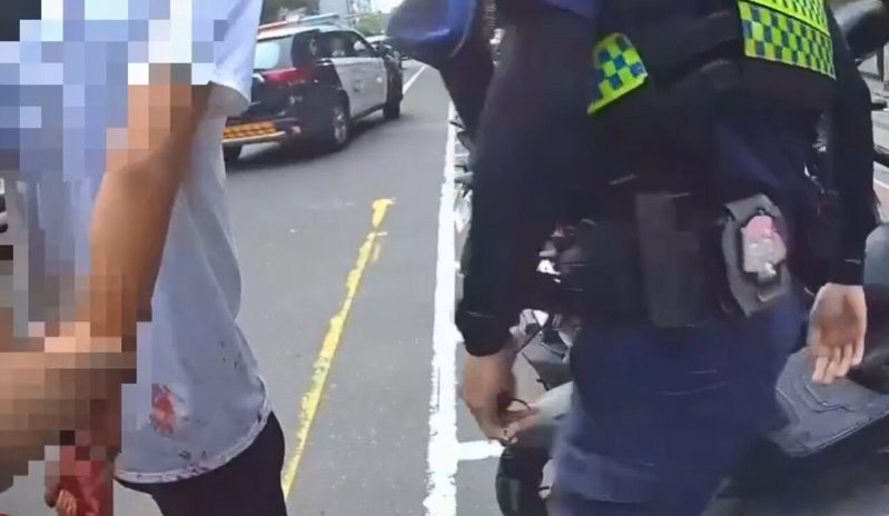 新北市林口萬家福量販店昨天發生的持刀砍人案,警方初步調查是32歲張姓男子喝酒後精神狀況不穩定導致失序行為,酒測值0.67毫克,將依殺人未遂等罪嫌偵辦。 記者林昭彰/翻攝