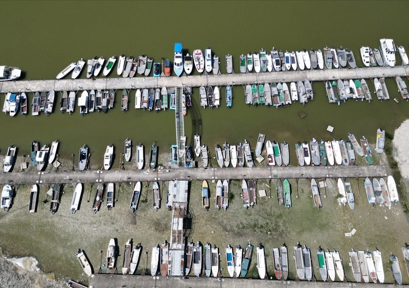 航拍图：当地时间2026年7月29日，塞尔维亚阿帕廷，因持续高温干旱天气导致水位下降，多瑙河入口处一处码头河床干涸。 IC Photo
