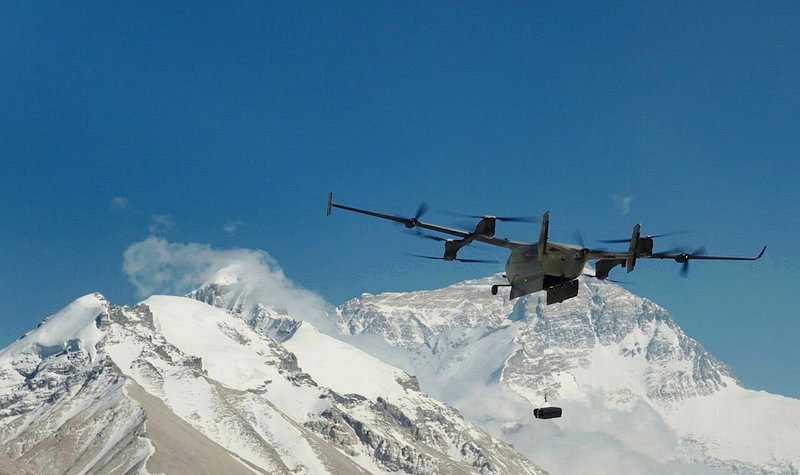 今年5月，大疆一款新型垂直起降固定翼複合型無人機在西藏自治區珠穆朗瑪峰北坡作業的情景。(新華社)