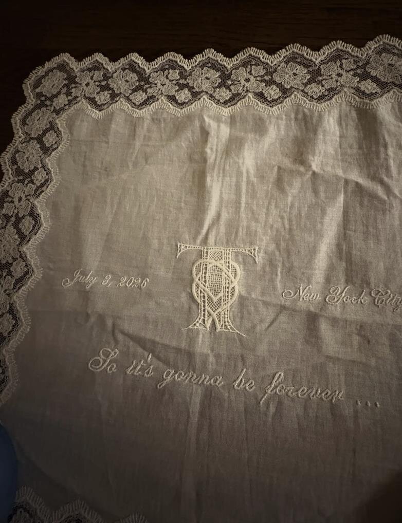 婚宴伴手禮是刺繡手帕,上頭除了印有兩人的婚禮日期、地點與專屬字母徽章,還縫上泰勒絲2014年經典歌曲「Blank Space」中的歌詞。圖/摘自IG