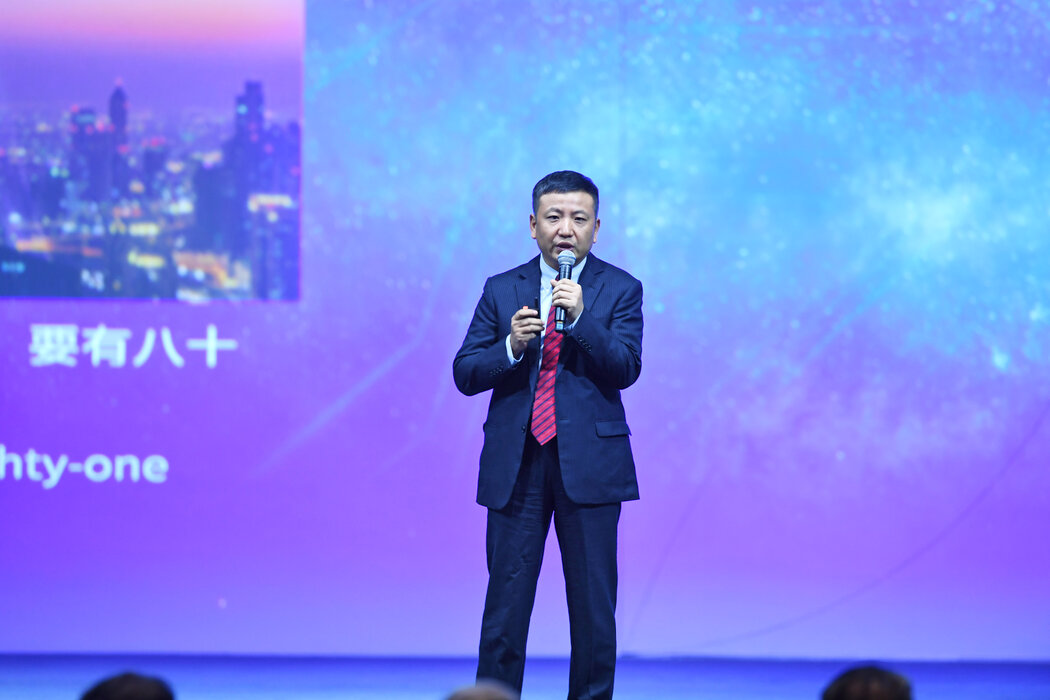 长鑫存储创始人兼董事长朱一明毕业于中国顶尖学府清华大学,这所学校常被比作中国的麻省理工。他曾在硅谷创办一家芯片设计初创公司,之后回国发展。