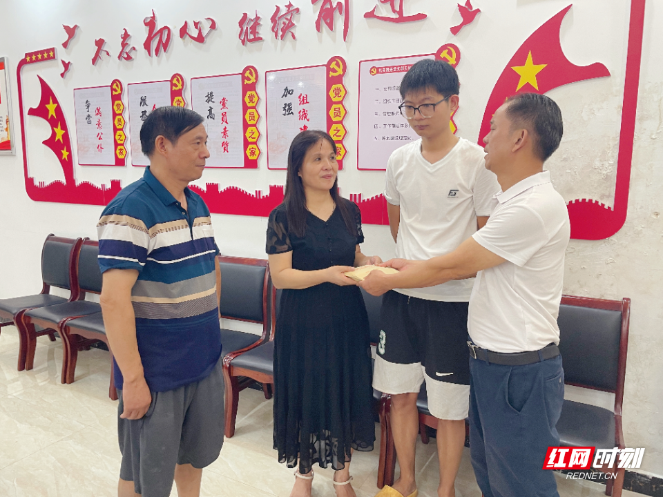 祁东金泰米业为“施救晕倒老人遭索赔”店主送上慰问金。