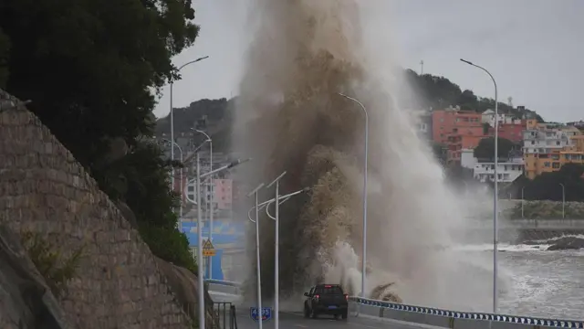 7月11日，中国福建省宁德市，随着台风“巴威”逼近，海岸边巨浪拍岸。中国国家气象中心于7月11日持续发布台风“巴威”橙色预警，预料将为中国部分地区带来暴雨和强风。