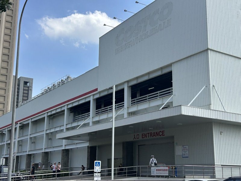 好市多高雄中華店昨日結束營業,LOGO也已經拆下來了,不過店門口有業者提供的接駁車可搭乘至新店消費。記者徐白櫻/攝影