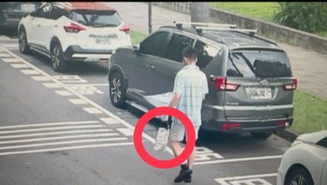 林男昨天下午2時許自住處開車前往音樂教室附近,將車停放在公園旁停車格後,下車戴上手套、手持雨傘,並提著裝有藍波刀的帆布袋步行前往現場。記者郭政芬/翻攝