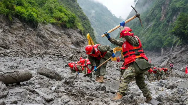 中国武警西藏总队日喀则支队救援官兵在救援现场(中新社图片29/8/2026)