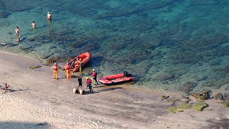 3名外籍男女今在遭午在新北市金山區戲大水遭浪及離岸流帶至外海，消防人員出動救生艇，在燭台雙嶼海域平安救回，3人因未著救生衣將依法開罰。圖／新北市消防局提供
