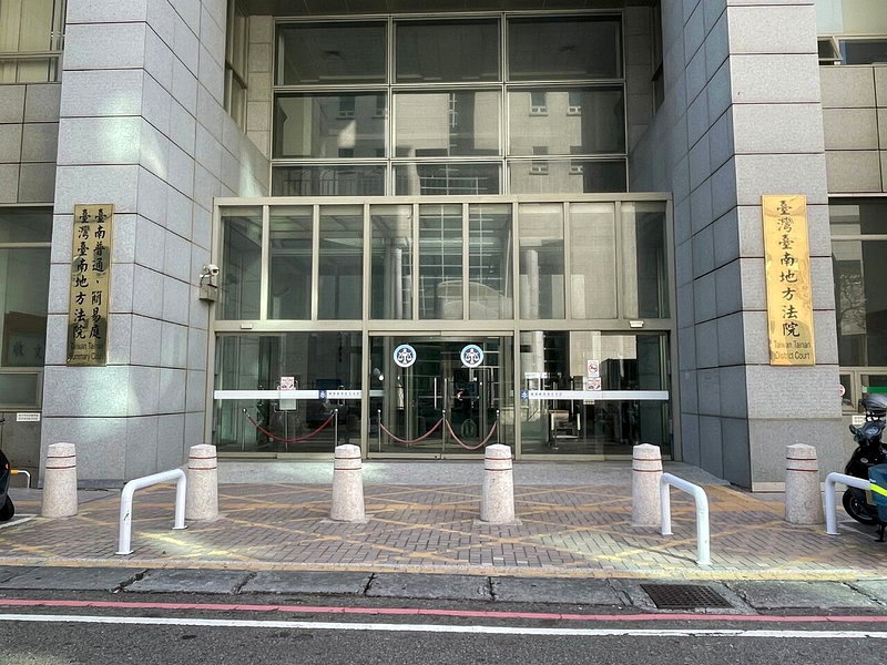 台南地院指出，林男犯案手段非屬平和，嚴重戕害少女權益，造成少女心理上受有極大陰影，患有創傷後壓力症候群，認他犯攜帶兇器剝奪他人行動自由罪判刑1年半，不予緩刑。聯合報系資料照