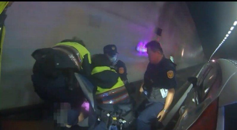 花蓮警方與宜蘭警、國道警察聯手，昨天在雪山隧道圍捕涉嫌殺人後逃亡的王姓男子。圖／警方提供