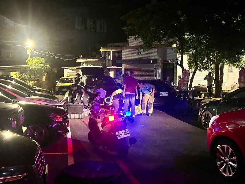 基隆市歐姓男子開車，撞上有喝酒的李姓男子。李男受困底盤下方，消防員頂起休旅車後，救出李男送醫，事故原因由警方調查中。圖／讀者提供