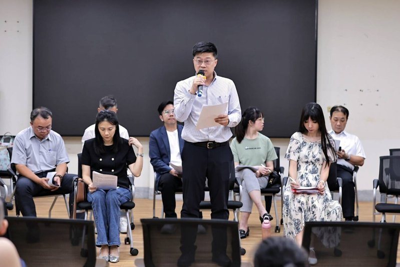 基市府昨晚在百福國中校史室,召開名人幼兒園第7次家長聯繫會議,市長謝國樑派跨局處調查小組召集人、秘書長謝孝昆代理主持。圖/基市府提供