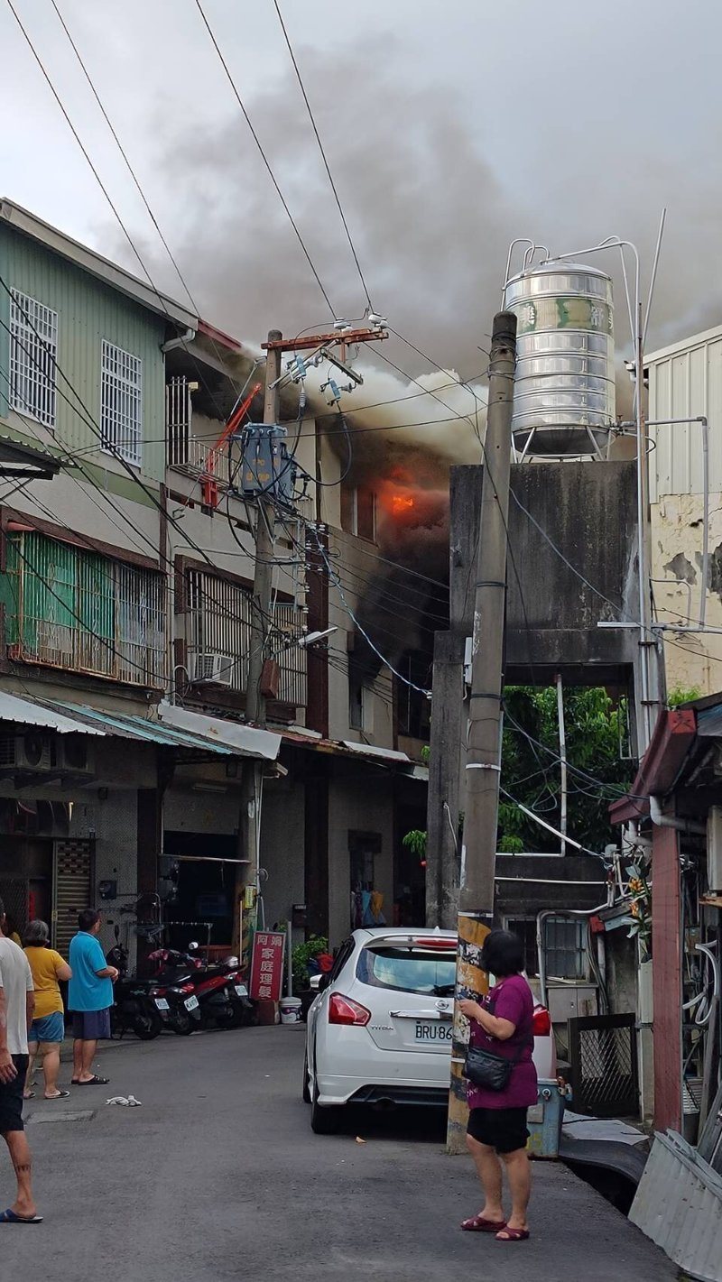 台中市豐原區田心路今天下午住宅大火，消防隊員到場搶救。圖／台中市消防局提供