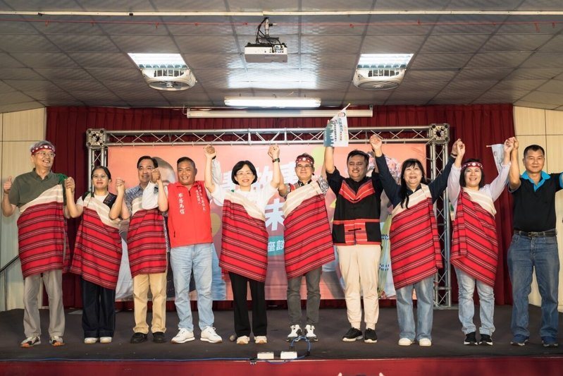 民進黨新北市長參選人蘇巧慧（左五）出席布落．馬信原住民族政見座談會，並提出生活照顧、文化傳承及制度支持三大原住民族政見。圖／蘇巧慧辦公室提供