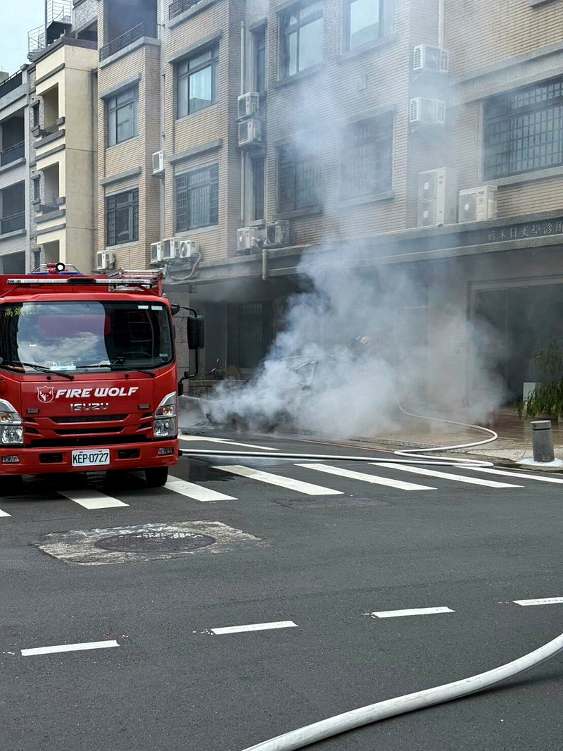 新竹縣竹北市勝利九街今天上午11點多發生火燒車意外，消防人員趕到灌救 。圖／竹北市民代表彭竣志提供