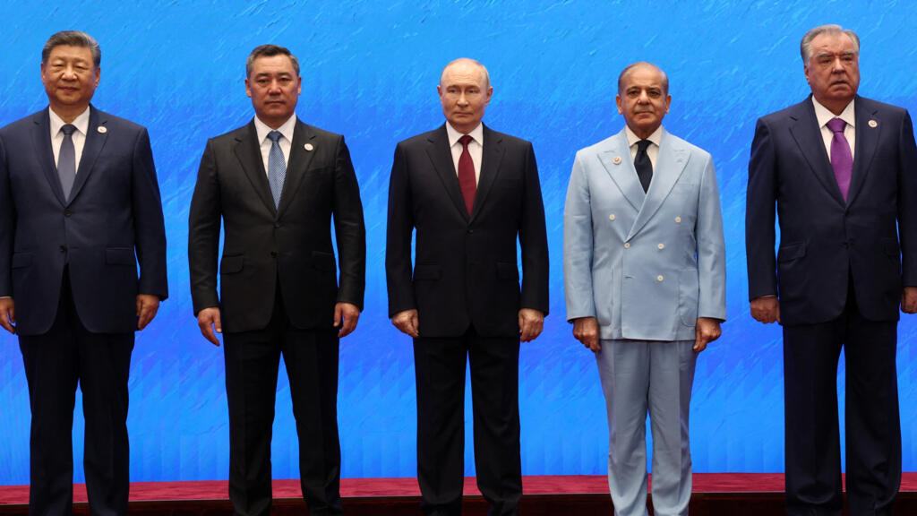 Les présidents chinois Xi Jinping, kirghize Sadyr Japarov, russe Vladimir Poutine, le Premier ministre pakistanais Shehbaz Sharif et le président tadjik Emomali Rahmon avant une séance du sommet de l'Organisation de coopération de Shanghai (OCS) à Bichkek, le 1er septembre 2026.