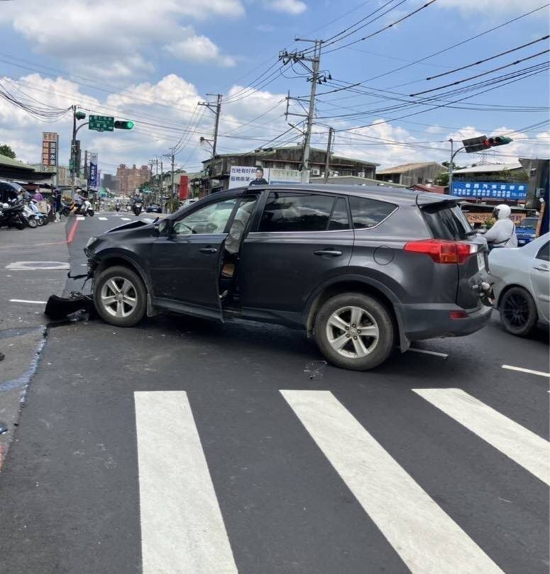 新北市新店區安康路二段今天下午發生自小客車與大型重型機車擦撞事故，21歲徐姓騎士傷重送醫急救。記者張策／翻攝