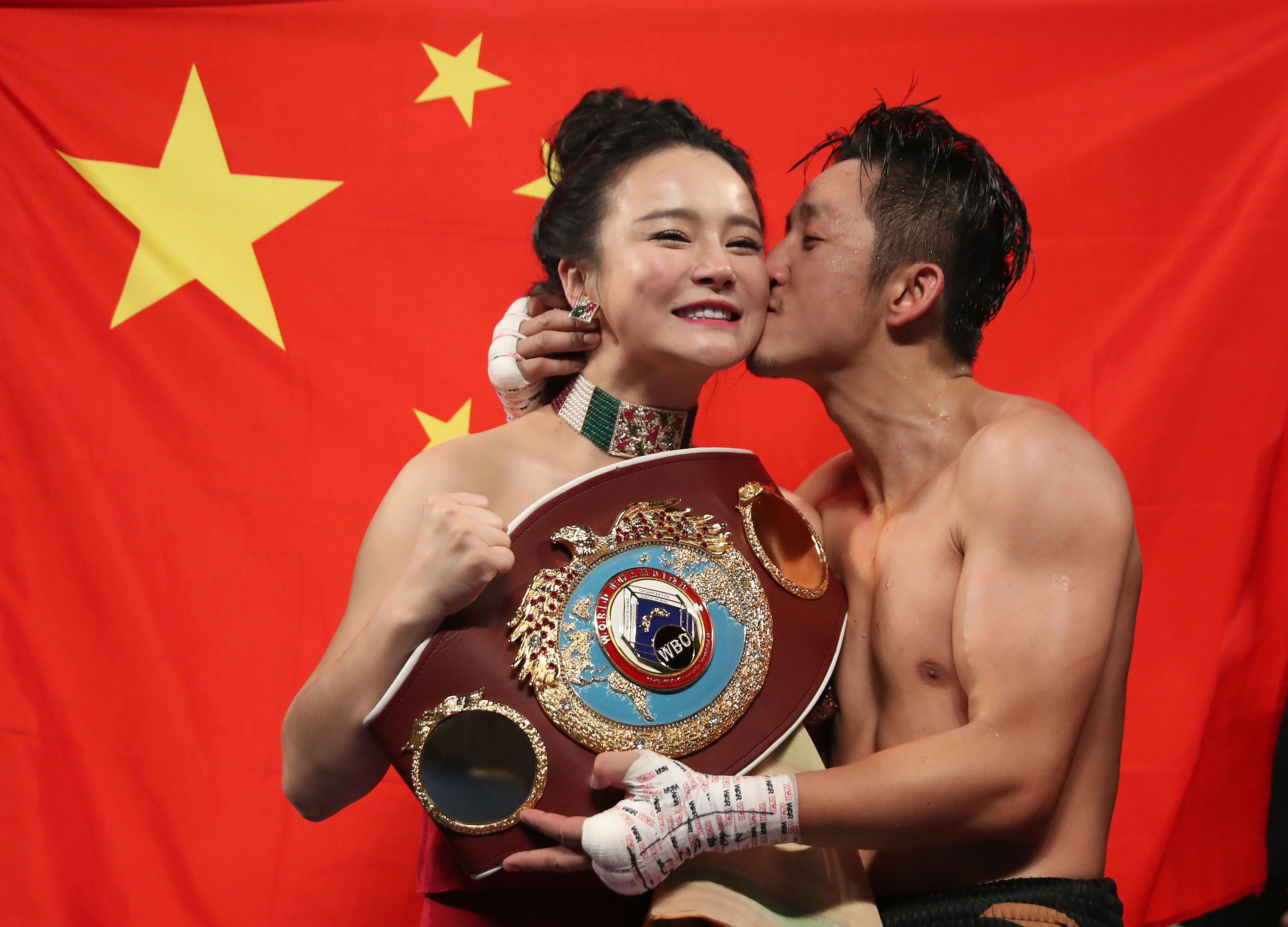 2016年,邹市明斩获金腰带后亲吻冉莹颖