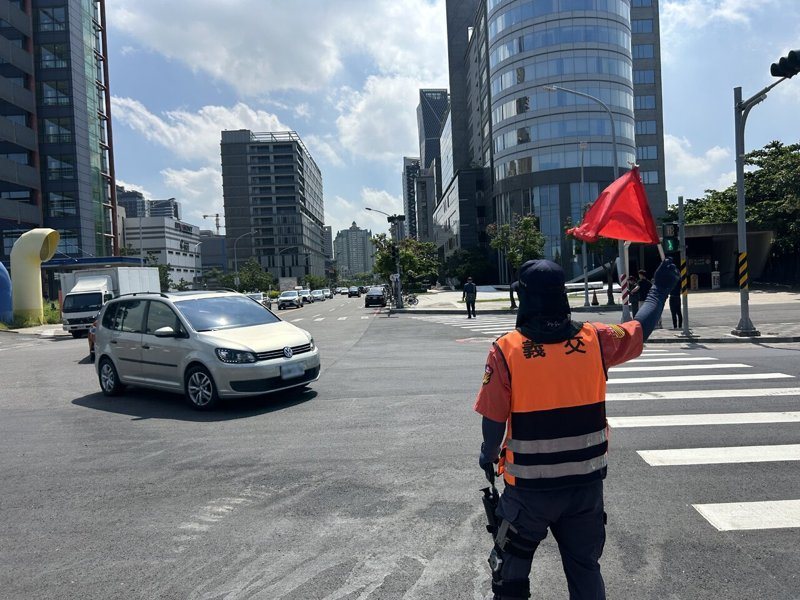 今天是「好市多新高雄店」開幕第一天,高雄軟體科技園區智科路車流明顯增加許多,不過路口交管人員說車流大致順暢、沒有塞車。記者徐白櫻/攝影