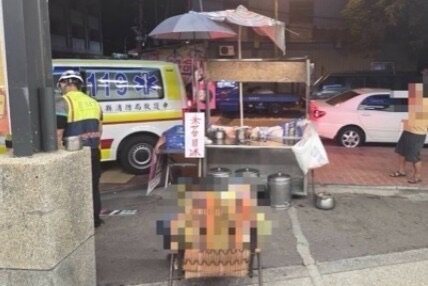 彰化縣芬園鄉豆花攤的56歲張姓男子被路過民眾發現坐在攤位旁的躺椅上長達數小時「一動也不動」。警消接獲報案趕抵現場，經檢視後確認張男已明顯死亡。圖／讀者提供