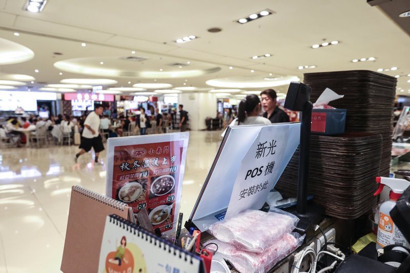 台北車站商場經營權易主，24日執行點交，店家預留新光三越POS機位置。記者曾原信／攝影