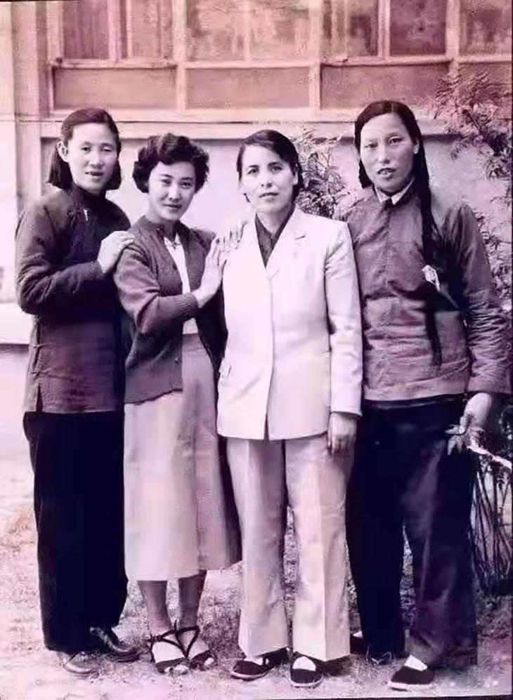 第一届人代会山西代表团（左起：胡文秀、郭兰英、李辉、申纪兰）