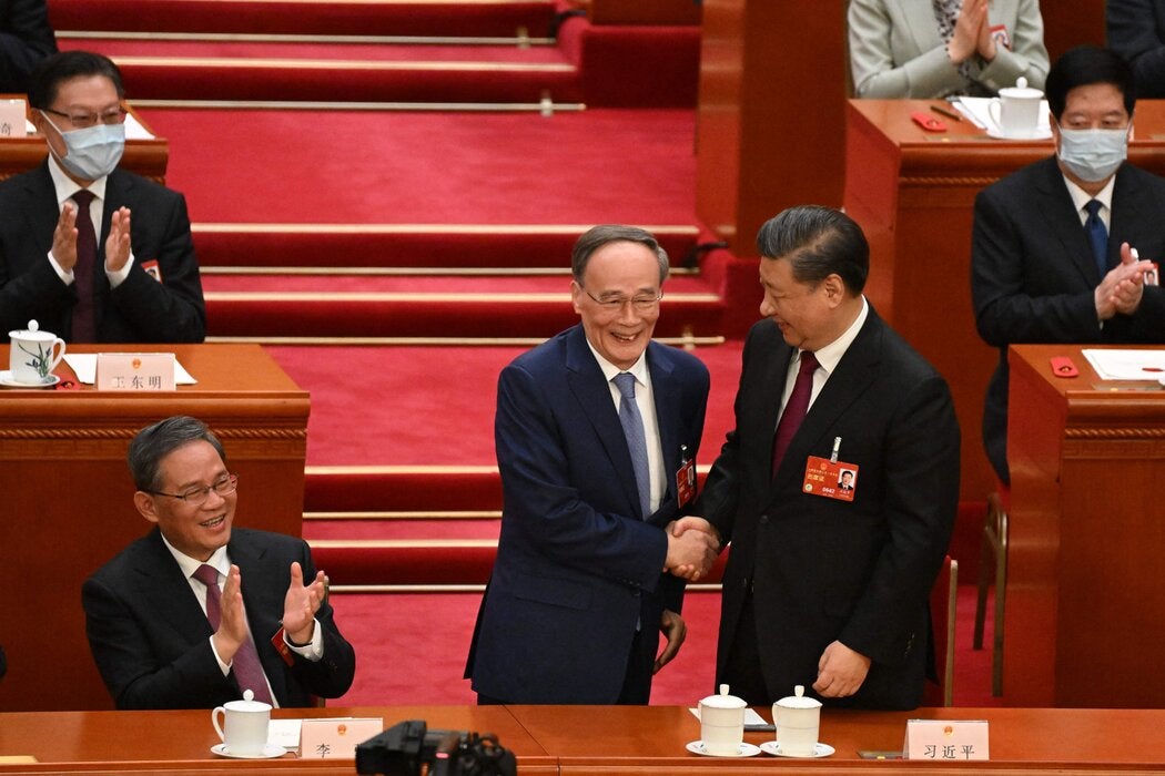 2023年，习近平在北京与王岐山握手。王岐山曾负责监督习近平反腐败运动的第一阶段工作，但王岐山本人的一些长期助手后来却成为纪律检查机关的调查对象。