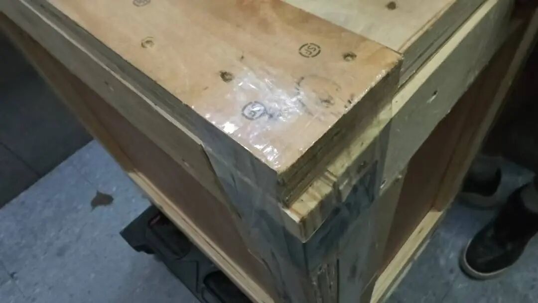 木箱仅用胶带封顶