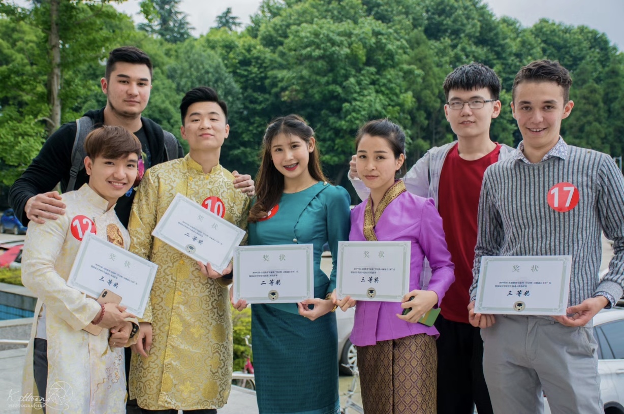 留学生参加2019中国—东盟教育交流周“汉语桥-诗琳通公主杯”东盟国家在华留学生演讲大赛选拔赛后留影
