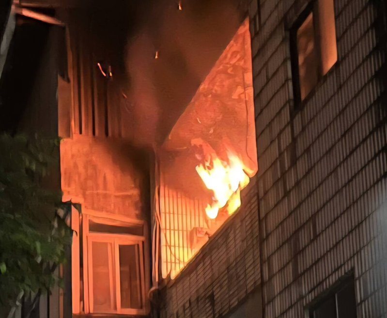 基隆大樓火警煙太大家屬難開門救人,60歲男屋主被消防人員救出時OHCA。記者游明煌/翻攝