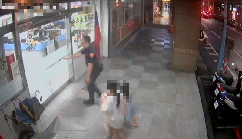 新北市昨天放颱風假，新莊區1個年輕媽媽下午把2名年幼女兒放在公園，自己離開去辦事情，後來孩子跑去躲雨，媽媽返回時找不到人焦急報案，警方花了1個多小時，入夜之後才找到小孩，帶回派出所讓母女團圓。記者林昭彰／翻攝