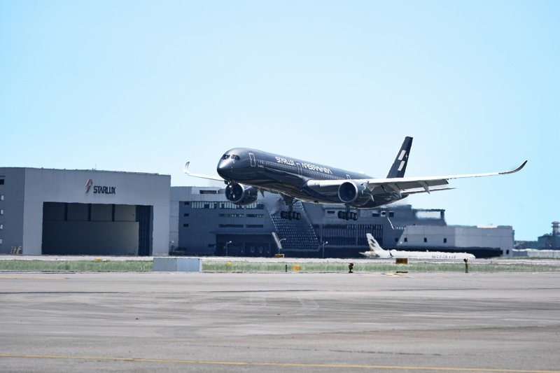 星宇航空首架藝術機「STARLUX AIRSORAYAMA 空山銀」，由星宇航空董事長張國煒親赴法國土魯斯接機，並親自駕駛這架全新A350-1000，於今上午11時降落桃園機場。圖／星宇航空提供