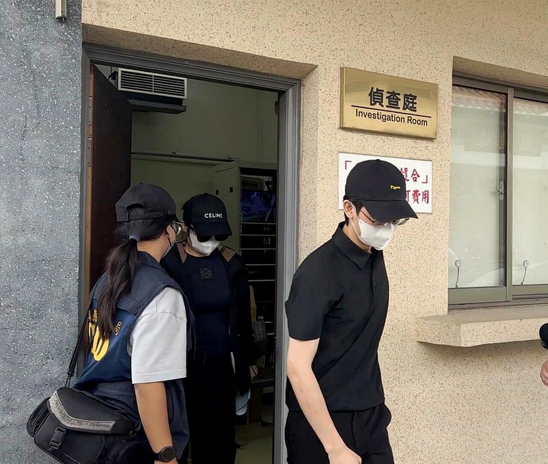 屏東京沅鎢鈷資源董事長黃男<a href='/search/tagging/2/命案' rel='命案' data-rel='/2/136939' class='tag'><strong>命案</strong></a>，檢方今解剖複驗，黃男的兒女低調現身不發一語。記者劉星君／攝影