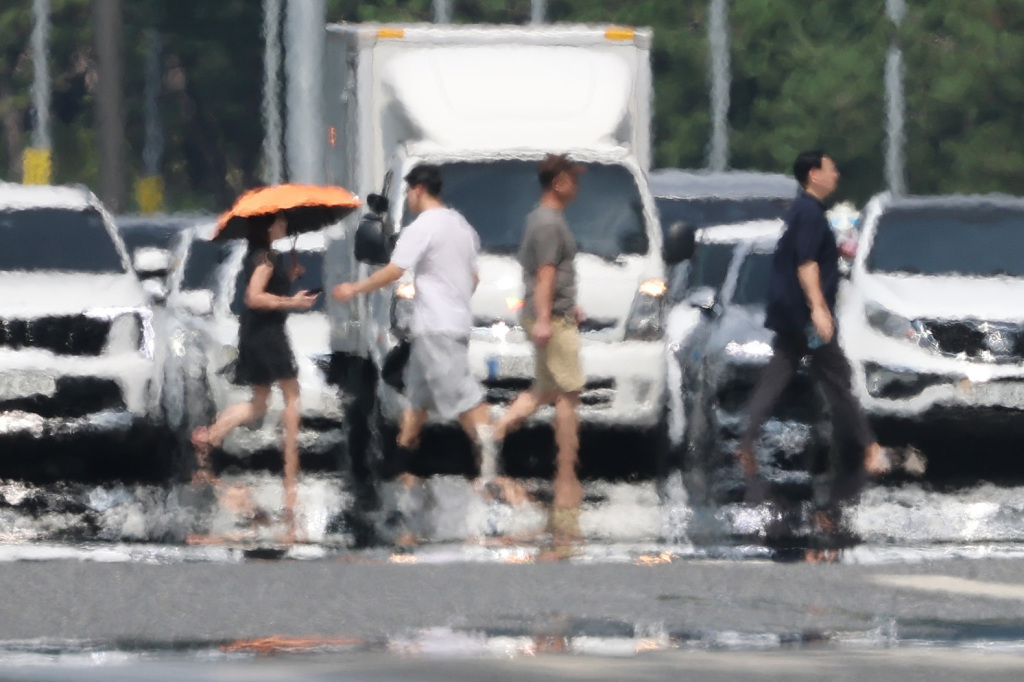 8月4日，韩国首尔，高温预警期间路面升腾热浪。视觉中国 图
