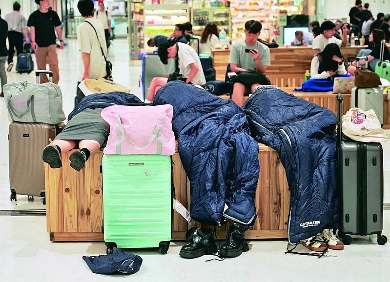 直到十四日，成田機場仍有旅客滯留，並以睡袋過夜。路透