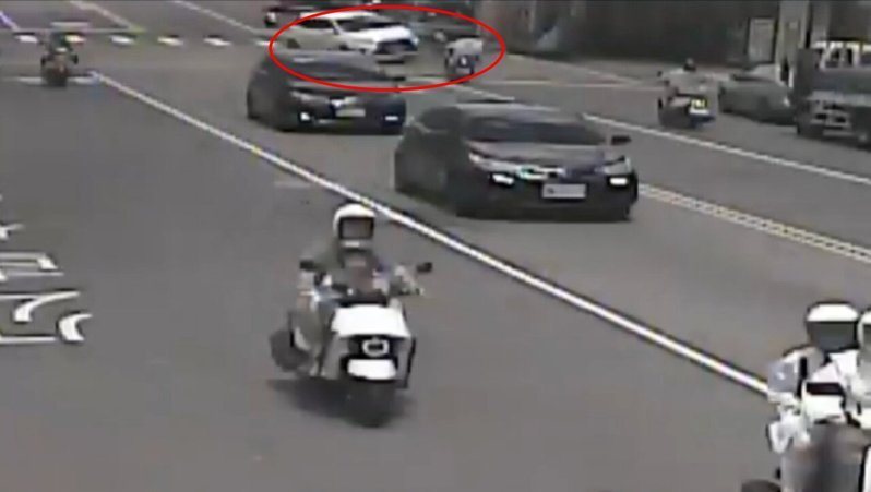 羅男酒駕開白色小客車，逆向撞2輛機車，釀1死1重傷。記者曾健祐／翻攝