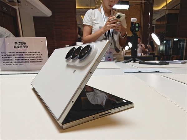 14999元!三星Galaxy Z Fold8 Ultra图赏:薄至8.9mm 仅重215g